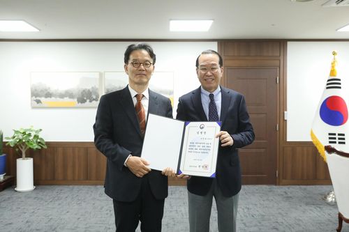 권영세 장관, 조민호 남북하나재단 이사장 임명(서울=연합뉴스) 권영세 통일부 장관(오른쪽)이 조민호 남북하나재단 신임 이사장에게 임명장을 수여한 뒤 기념촬영을 하고 있다. 2023.3.28 [통일부 제공]