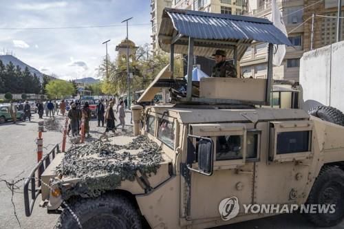 폭탄 테러가 발생한 아프간 카불 외교부 청사 인근에서 경계 활동 중인 탈레반 [AP 연합뉴스 자료사진. 재판매 및 DB 금지]