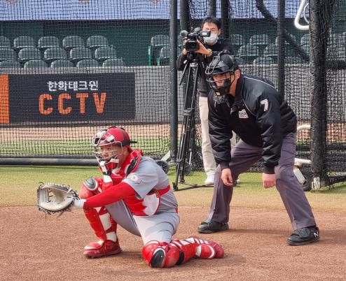 로봇 심판 시연회(대전=연합뉴스) 김경윤 기자 = 대한야구소프트볼협회 심판위원이 28일 대전한화생명이글스파크에서 열린 자동 볼·스트라이크 판정시스템(로봇심판) 시연회에서 이어폰을 통해 들리는 로봇 심판 판정에 따라 볼 판정을 내리고 있다. cycle@yna.co.kr 2023.3.28.