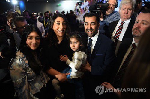 훔자 유사프 스코틀랜드 자치정부 수반 내정자(에든버러 AFP=연합뉴스) 훔자 유사프 스코틀랜드 자치정부 수반 내정자가 27일(현지시간) 당선 발표 후 부인, 딸 등 가족들과 사진을 찍고 있다. 2023.3.27 photo@yna.co.kr