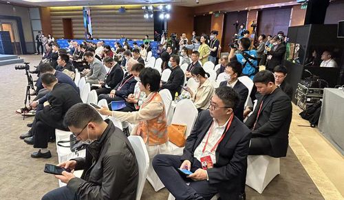 노마스크 보아오포럼29일 중국 하이난성에서 열리고 있는 보아오포럼에 참가한 사람들이 노마스크로 전문가들의 설명을 듣고 있다.  [촬영 한종구 기자]