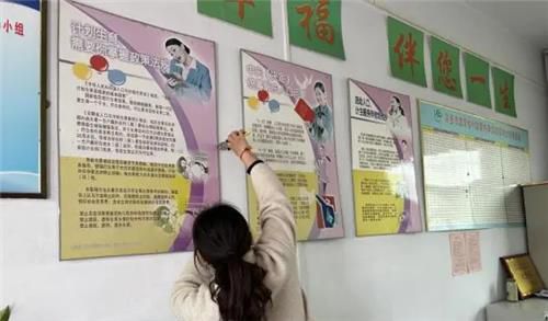 산아 제한 홍보물 철거하는 안후이성 화이베이시 공무원[펑파이신문 캡처. 재판매 및 DB 금지]