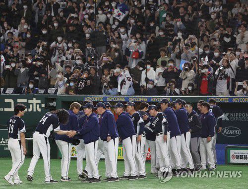 아쉬움 속 끝난 WBC(도쿄=연합뉴스) 이지은 기자 = 13일 오후 일본 도쿄돔에서 열린 2023 월드베이스볼클래식(WBC) B조 본선 1라운드 한국과 중국의 경기.  5회말 22대2 콜드게임 승리로 경기를 마친 이강철 감독이 선수들을 맞이하고 있다. 2023.3.13 jieunlee@yna.co.kr