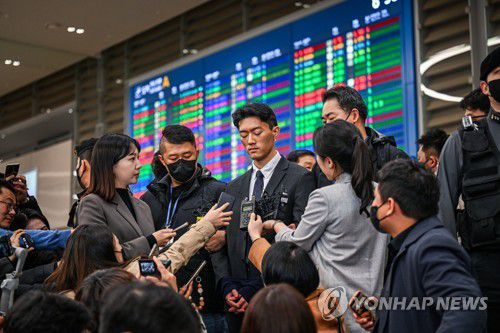 취재진에 둘러싸인 전우원(영종도=연합뉴스) 이지은 기자 = 전두환 전 대통령 일가에 대한 폭로성 발언을 해온 손자 전우원 씨가 28일 오전 인천국제공항으로 입국, 마약 투약 혐의로 체포돼 서울경찰청 마약범죄수사대로 압송되기 전 취재진의 질문을 듣고 있다. 2023.3.28 [공동취재] jieunlee@yna.co.kr