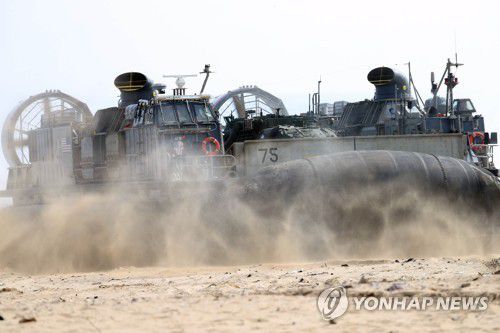 쌍룡훈련 '결정적행동' 실시(포항=연합뉴스) 김현태 기자 = 29일 오전 포항 훈련장에서 한미 해군·해병대 장병이 참가한 '23 쌍룡훈련, 결정적 행동' 훈련이 실시되고 있다. 2023.3.29 mtkht@yna.co.kr