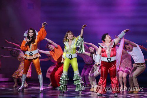 4년 만에 다시 돌아온 뮤지컬 '맘마미아!'(서울=연합뉴스) 류효림 기자 = 29일 오후 서울 중구 흥인동 충무아트센터에서 열린 뮤지컬 '맘마미아!' 프레스콜에서 출연 배우들이 주요 장면을 시연하고 있다. 2023.3.29 ryousanta@yna.co.kr