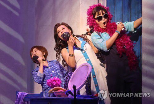 에너지 넘치는 '맘마미아!'(서울=연합뉴스) 류효림 기자 = 배우 신영숙, 홍지민, 김경선이 29일 오후 서울 중구 흥인동 충무아트센터에서 열린 뮤지컬 '맘마미아!' 프레스콜에서 주요 장면을 시연하고 있다. 2023.3.29 ryousanta@yna.co.kr