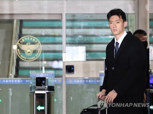 마약 관련 조사 마치고 석방되는 전우원(서울=연합뉴스) 김인철 기자 = 마약 투약 혐의로 조사를 마친 전두환 전 대통령의 손자 전우원 씨가 29일 오후 서울 마포경찰서에서 석방되고 있다. 2023.3.29 yatoya@yna.co.kr