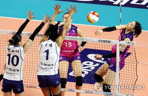 배구 여제의 스파이크(인천=연합뉴스) 윤태현 기자 = 29일 인천 삼산월드체육관에서 열린 여자프로배구 챔피언결정전 1차전 흥국생명 핑크스파이더스와 한국도로공사 하이패스배구단의 경기. 1세트 흥국생명 김연경이 스파이크하고 있다. 2023.3.29 tomatoyoon@yna.co.kr