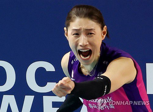 김연경 '챔피언 자리가 보인다'(인천=연합뉴스) 윤태현 기자 = 29일 인천 삼산월드체육관에서 열린 여자프로배구 챔피언결정전 1차전 흥국생명 핑크스파이더스와 한국도로공사 하이패스배구단의 경기. 1세트 흥국생명 김연경이 득점한 뒤 기뻐하고 있다. 2023.3.29 tomatoyoon@yna.co.kr