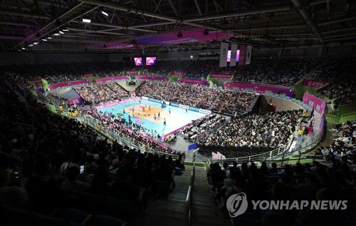 여자배구 챔프전 경기장에 가득 찬 관중들(인천=연합뉴스) 윤태현 기자 = 29일 인천 삼산월드체육관에서 열린 여자프로배구 챔피언결정전 1차전 흥국생명 핑크스파이더스와 한국도로공사 하이패스배구단의 경기. 경기장이 관중으로 가득 차 있다. 2023.3.29 tomatoyoon@yna.co.kr