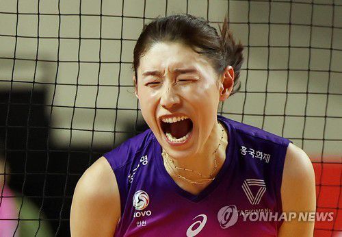 김연경 '득점이다'(인천=연합뉴스) 윤태현 기자 = 29일 인천 삼산월드체육관에서 열린 여자프로배구 챔피언결정전 1차전 흥국생명 핑크스파이더스와 한국도로공사 하이패스배구단의 경기. 4세트 흥국생명 김연경이 득점한 뒤 기뻐하고 있다. 2023.3.29 tomatoyoon@yna.co.kr