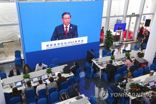 보아오포럼서 연설하는 리창 총리(보아오 AFP=연합뉴스) 30일 중국 하이난성 보아오에서 열린 보아오포럼서 리창 총리가 기조연설을 하고 있다.
