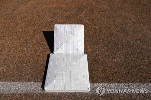 올해부터 달라진 MLB 베이스 크기. 아래가 새로 도입된 베이스.[AP=연합뉴스 자료사진]