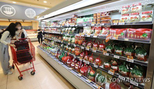 포장김치 고르는 시민(서울=연합뉴스) 강민지 기자 = 배춧값이 급등하며 포장김치를 찾는 사람들이 많아지고 있지만 배추 수급 상황이 좋지 않아 일부 대형마트에서도 포장김치 물량 부족 현상이 나타나고 있다. 사진은 18일 서울의 대형마트 포장 김치 판매대. 2022.9.18 mjkang@yna.co.kr