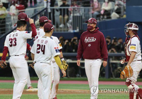 프로야구 경기 중 마운드를 방문한 감독[연합뉴스 자료사진]