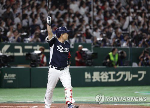 양의지, 투런 홈런(도쿄=연합뉴스) 이지은 기자 = 10일 오후 일본 도쿄돔에서 열린 2023 월드베이스볼클래식(WBC) B조 본선 1라운드 한국과 일본의 경기. 3회초 무사 2루 상황에서 한국 양의지가 투런홈런을 친 뒤 배트를 들어올리고 있다. 2023.3.10 jieunlee@yna.co.kr