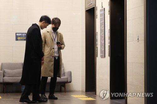 광주 방문한 전우원 숙소로(광주=연합뉴스) 천정인 기자 = 전직 대통령 전두환 씨의 손자 전우원 씨가 30일 오전 광주 서구 모 호텔에서 엘리베이터를 기다리고 있다. 전씨는 5·18 관계자들에게 사죄하겠다며 광주를 방문했다. 2023.3.30 iny@yna.co.kr