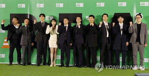 영화 '드림' 제작발표회(서울=연합뉴스) 이재희 기자 = 30일 오후 서울 성동구 메가박스 성수점에서 열린 영화 '드림' 제작발표회에서 이병헌 감독과 출연진이 포즈를 취하고 있다. 2023.3.30 scape@yna.co.kr