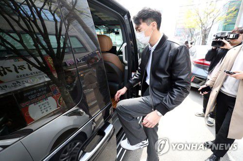 광주서 일정 이어가는 전두환 손자(광주=연합뉴스) 정회성 기자 = 전직 대통령 고(故) 전두환 씨의 손자 전우원 씨가 30일 낮 광주 서구 쌍촌동 한 음식점에서 식사를 하고 숙소로 향하는 승합차에 오르고 있다.     마약 투약 혐의로 경찰에 체포됐다가 전날 석방된 전씨는 이날 광주를 방문했고, 5·18 민주화운동 피해자와 유가족 등을 만날 예정이다. 2023.3.30 hs@yna.co.kr