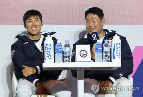 두산으로 돌아온 양의지의 포부(서울=연합뉴스) 김주성 기자 = 프로야구 42번째 시즌 개막을 이틀 앞둔 30일 오후 서울 용산구 그랜드하얏트호텔에서 열린 2023 신한은행 SOL KBO 미디어데이 행사에서 두산 베어스로 돌아온 포수 양의지가 각오를 밝히고 있다. 2023.3.30 utzza@yna.co.kr