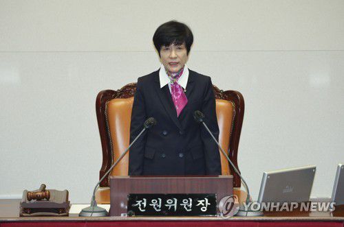 전원위원회 첫 회의 주재하는 김영주 위원장(서울=연합뉴스) 임화영 기자 = 30일 오후 국회 본회의장에서 열린 국회의원 선거제도 개선에 관한 결의안 심사를 위한 전원위원회 첫 회의에서 김영주 위원장이 발언하고 있다. 2023.3.30 hwayoung7@yna.co.kr