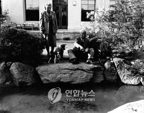 경무대 관저 뜰에서의 이승만 대통령 내외[연합뉴스 자료사진]