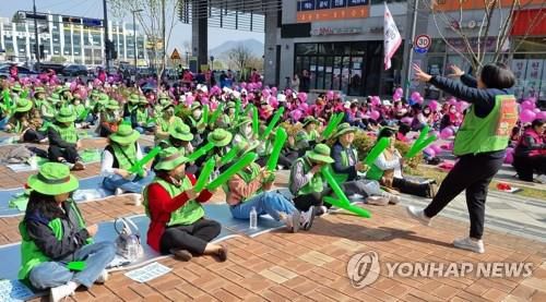 세종시 학교 비정규직 노동자 총파업(세종=연합뉴스) 이은파 기자 = 세종시 학교 비정규직 노동자들이 31일 세종교육청 앞에서 열린 '신학기 총파업 세종지역대회'에서 임금과 복지 차별 철폐 등을 촉구하고 있다. 2023.3.31