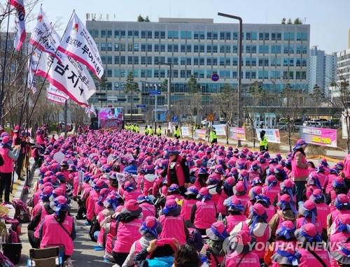 충남 학교 비정규직 총파업(홍성=연합뉴스) 김소연 기자 = 전국학교비정규직연대회의 관계자들이 31일 총파업을 하고, 충남교육청 앞에서 결의대회를 하고 있다. 2023.3.31