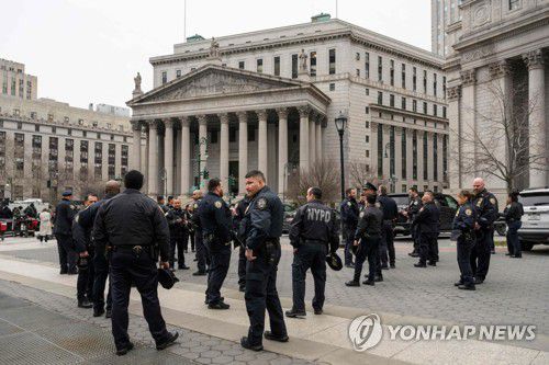 뉴욕시 맨해튼 형사법원과 맨해튼지검 청사 앞에 배치된 경찰관들[AFP 연합뉴스 자료사진]