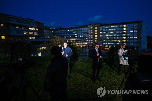 교황이 입원한 이탈리아 제멜리 병원 앞에 모인 취재진  [AFP 연합뉴스 자료사진. 재판매 및 DB 금지]
