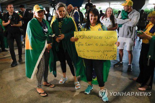 보우소나루 귀국 환영 인파(브라질리아 AFP=연합뉴스) 30일(현지시간) 브라질리아 국제공항에서 자이르 보우소나루 전 대통령 지지자들이 보우소나루 귀국을 환영하기 위해 모여 있다. 2023.3.31