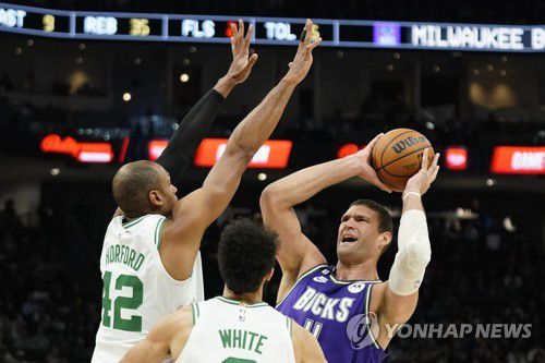 수비에 고전하는 브룩 로페즈[AP=연합뉴스]