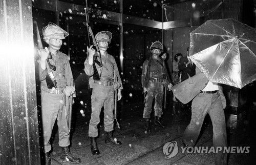 1979년 부마항쟁 당시 언론사에 진주한 계엄군[연합뉴스 자료사진]