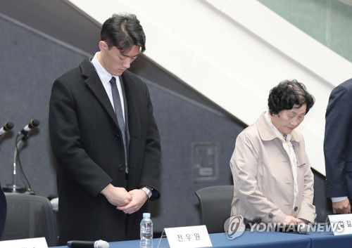 추모 묵념하는 전우원 씨(광주=연합뉴스) 정회성 기자 = 전직 대통령 고(故) 전두환 씨의 손자 전우원 씨가 31일 오전 광주 서구 5·18기념문화센터에서 5·18 피해자와 유가족, 단체 대표와 면담에 앞서 추모 묵념을 하고 있다. 오른쪽은 유가족 김길자씨. 2023.3.31 hs@yna.co.kr
