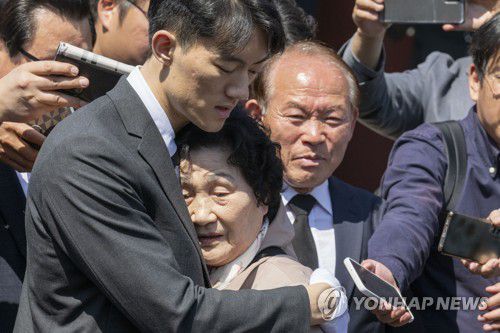 고 문재학 열사 모친에게 사과하는 전우원 씨(광주=연합뉴스) 정회성 기자 = 전직 대통령 고(故) 전두환 씨의 손자 전우원 씨가 31일 오전 광주 북구 운정동 국립 5.18 묘지  고 문재학 열사 묘역을 참배한 뒤 모친 김길자 씨에게 사과하고 있다. 2023.3.31 [공동취재] hs@yna.co.kr