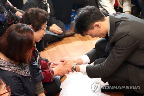 오월어머니 손 잡은 전두환 손자(광주=연합뉴스) 정회성 기자 = 전직 대통령 고(故) 전두환 씨의 손자 전우원 씨가 31일 오후 광주 동구 옛 전남도청 별관을 찾아 5·18 유가족인 오월어머니회 회원을 위로하고 있다. 2023.3.31 hs@yna.co.kr