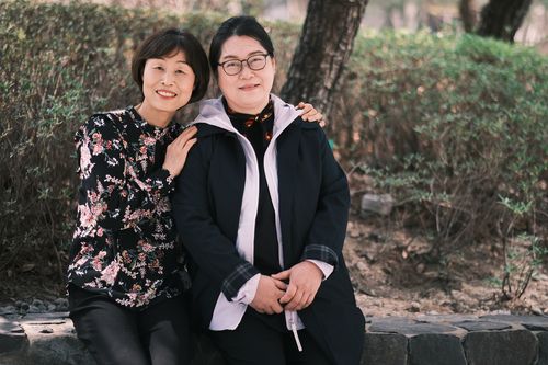 다큐멘터리 영화 '장기자랑'의 이미경, 김명임 씨(서울=연합뉴스) 류효림 기자 = 다큐멘터리 영화 '장기자랑'의 출연자 이미경, 김명임 씨가 31일 서울 종로구 수송동 연합뉴스 사옥에서 인터뷰에 앞서 포즈를 취하고 있다. 2023.4.1 ryousanta@yna.co.kr