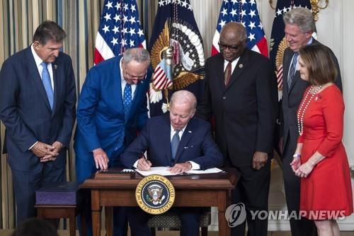 인플레이션감축법 서명하는 바이든[EPA 연합뉴스 자료사진. 재판매 및 DB 금지]