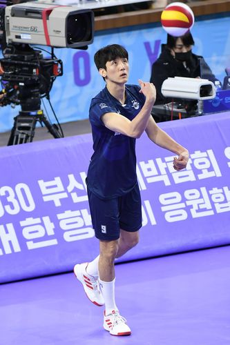 서브 넣는 대한항공의 살림꾼 곽승석[한국배구연맹 제공. 재판매 및 DB 금지]