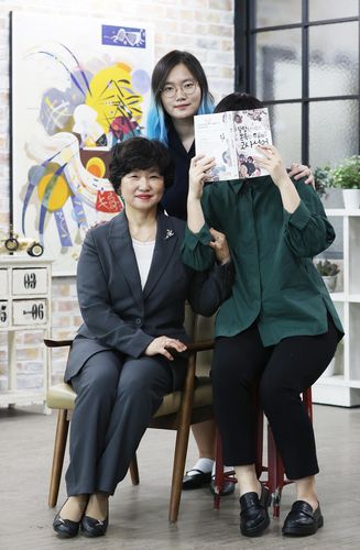 인터뷰하는 노은정·장세희·장태희 작가(서울=연합뉴스) 강민지 기자 = 노은정(왼쪽부터)·장세희·장태희 작가가 지난 27일 서울 종로구 수송동 연합뉴스에서 진행된 인터뷰에 앞서 포즈 취하고 있다. 2023.4.2     mjkang@yna.co.kr