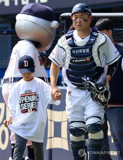 경기장 들어서는 양의지(서울=연합뉴스) 김도훈 기자 = 1일 서울 잠실야구장에서 열린 2023 프로야구 개막전 롯데 자이언츠와 두산 베어스의 경기. 두산 양의지가 어린이 팬과 함께 경기장에 들어서고 있다. 2023.4.1 superdoo82@yna.co.kr