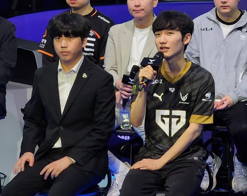 젠지 고동빈 감독(왼쪽)과 '피넛' 한왕호    (서울=연합뉴스) 김주환 기자 = 리그 오브 레전드(LoL) 챔피언스 코리아(LCK) 서머 시즌에 참가하는 젠지의 고동빈 감독과 '피넛' 한왕호가 1일 서울 종로구 LCK 아레나에서 열린 합동 간담회 자리에서 질문에 답하고 있다. 2023.6.1 jujuk@yna.co.kr