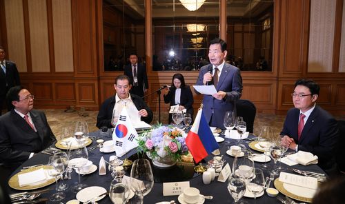 만찬하는 김진표 국회의장(오른쪽)과 마틴 로무알데즈 필리핀 하원의장(왼쪽)[국회의장실 제공. 재판매 및 DB 금지]