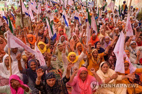 관개용수 요구하는 인도 농민들 인도 농민들이 2023년 5월 29일 서북부 펀자브주 암리차르시(市)에서 주정부에 관개용수를 요구하는 시위를 벌이고 있다. [AFP 연합뉴스 자료사진]