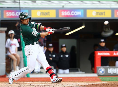 최정 홈런포 앞세운 SSG, 롯데 꺾고 위닝시리즈(서울=연합뉴스) 21일 부산 사직구장에서 열린 2023 신한은행 SOL KBO리그 SSG 랜더스와 롯데 자이언츠의 경기에서 SSG 최정이 선제 솔로홈런을 치고 있다.      SSG는 이날 최정의 선제 홈런에 힘입어 롯데에 6-3 승리를 거두며 위닝시리즈(3연전 가운데 최소 2승)를 달성했다. 2023.5.21 photo@yna.co.kr