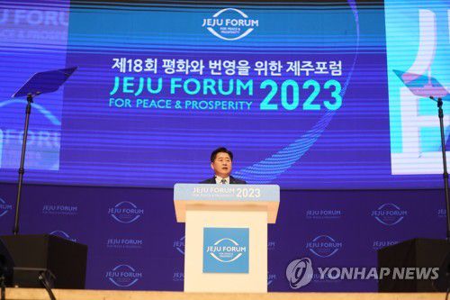 제주포럼서 개회사 하는 오영훈 제주지사(서귀포=연합뉴스) 박지호 기자 = 1일 오전 제주국제컨벤션센터에서 열린 제18회 평화와 번영을 위한 제주포럼 개회식에서 오영훈 제주지사가 개회사를 하고 있다. 2023.6.1 jihopark@yna.co.kr