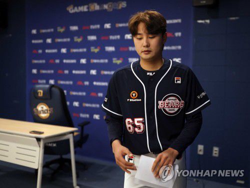두산 정철원 WBC 음주 사과 기자회견(창원=연합뉴스) 김동민 기자 = 두산베어스 투수 정철원이 1일 오후 경남 창원시 마산회원구 창원NC파크 인터뷰실에서 월드베이스볼클래식(WBC) 기간 내 음주한 것과 관련해 기자회견을 마친 후 이동하고 있다. 2023.6.1 image@yna.co.kr