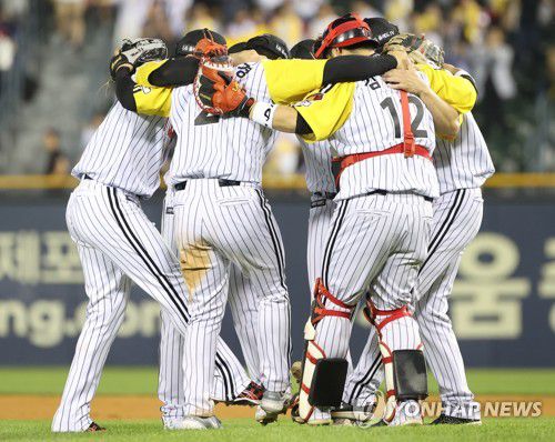 LG, 6대1 승리(서울=연합뉴스) 김성민 기자 = 1일 오후 서울 잠실야구장에서 열린 2023 프로야구 롯데 자이언츠와 LG 트윈스의 경기에서 6대 1로 승리한 LG 선수들이 기뻐하고 있다. 2023.6.1 ksm7976@yna.co.kr