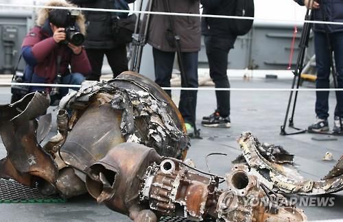 북한 장거리 로켓 추진체 잔해 (평택=연합뉴스) 홍기원 기자 = 북한의 장거리 로켓(미사일) 1단 추진체 인양 작업을 벌여온 해군이 2016년 2월 11일 오후 경기도 평택시 포승읍 해군2함대에서 추진체 잔해로 추정되는 물체를 언론에 공개하고 있다. 2016.2.11     xanadu@yna.co.kr